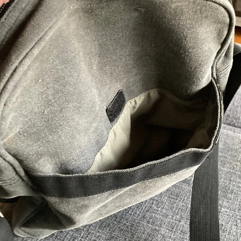 GUESS MESSENGER BAG - Picture 3 of 9
